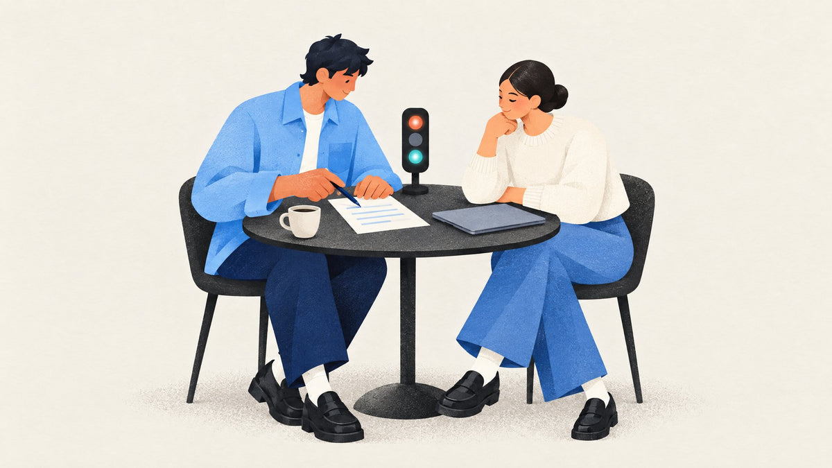 Illustration: IT-Berater und Inhaberin gehen am Tisch einen Fragebogen durch, in der Mitte eine kleine Ampel