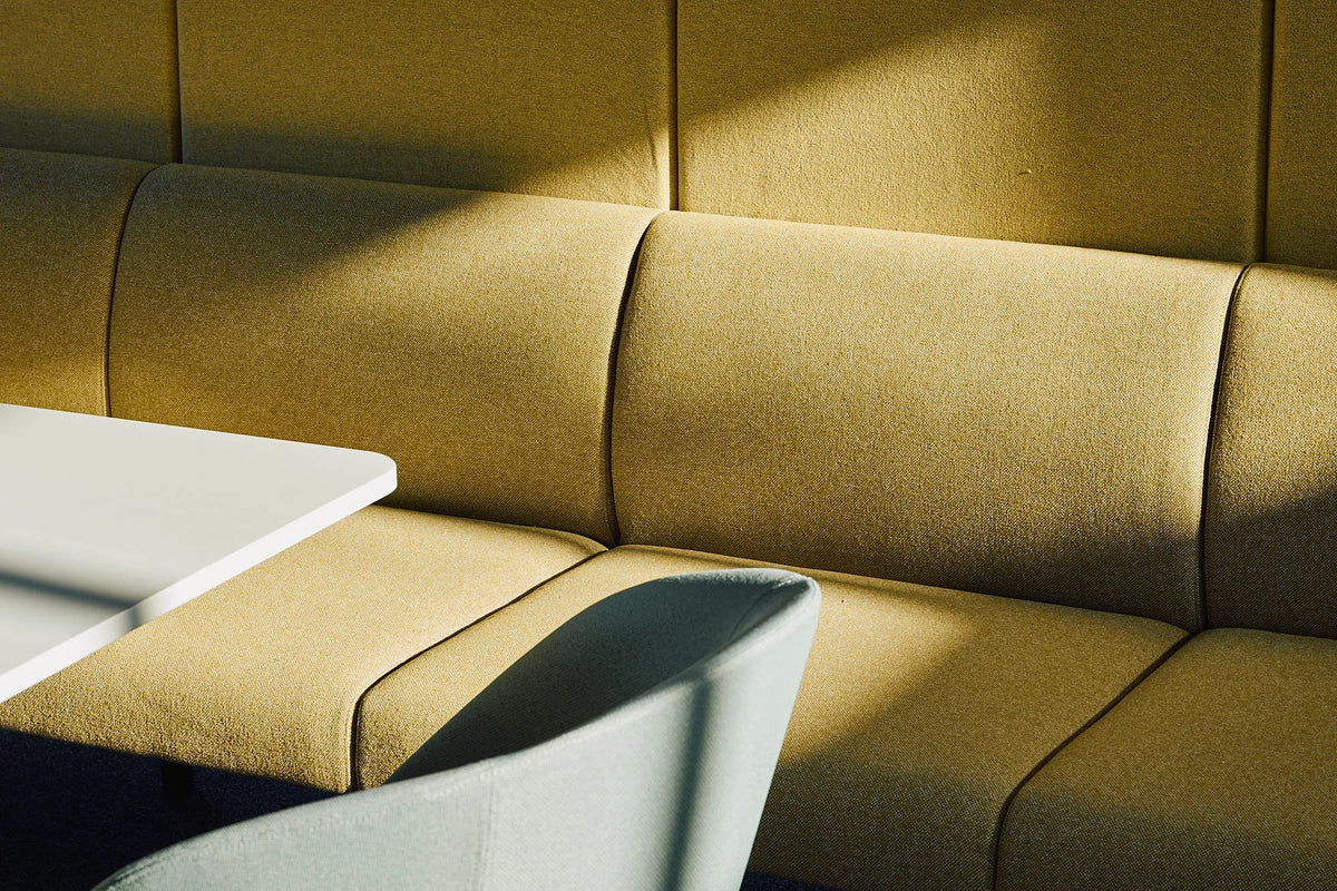 Gepolsterte olivgrüne Sitzbank mit Tisch in einer Bürolounge