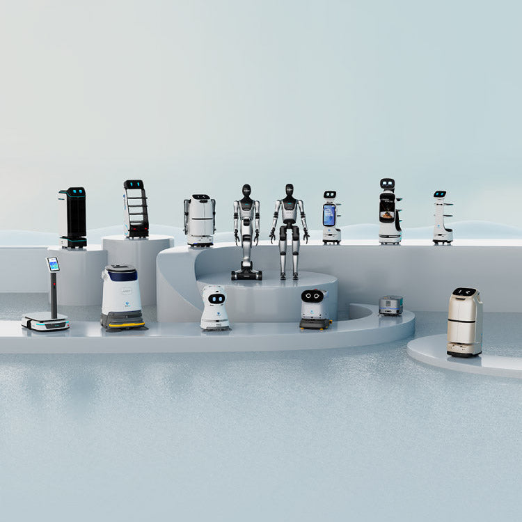Mehrere KEENON-Roboter nebeneinander auf einem Ausstellungspodest