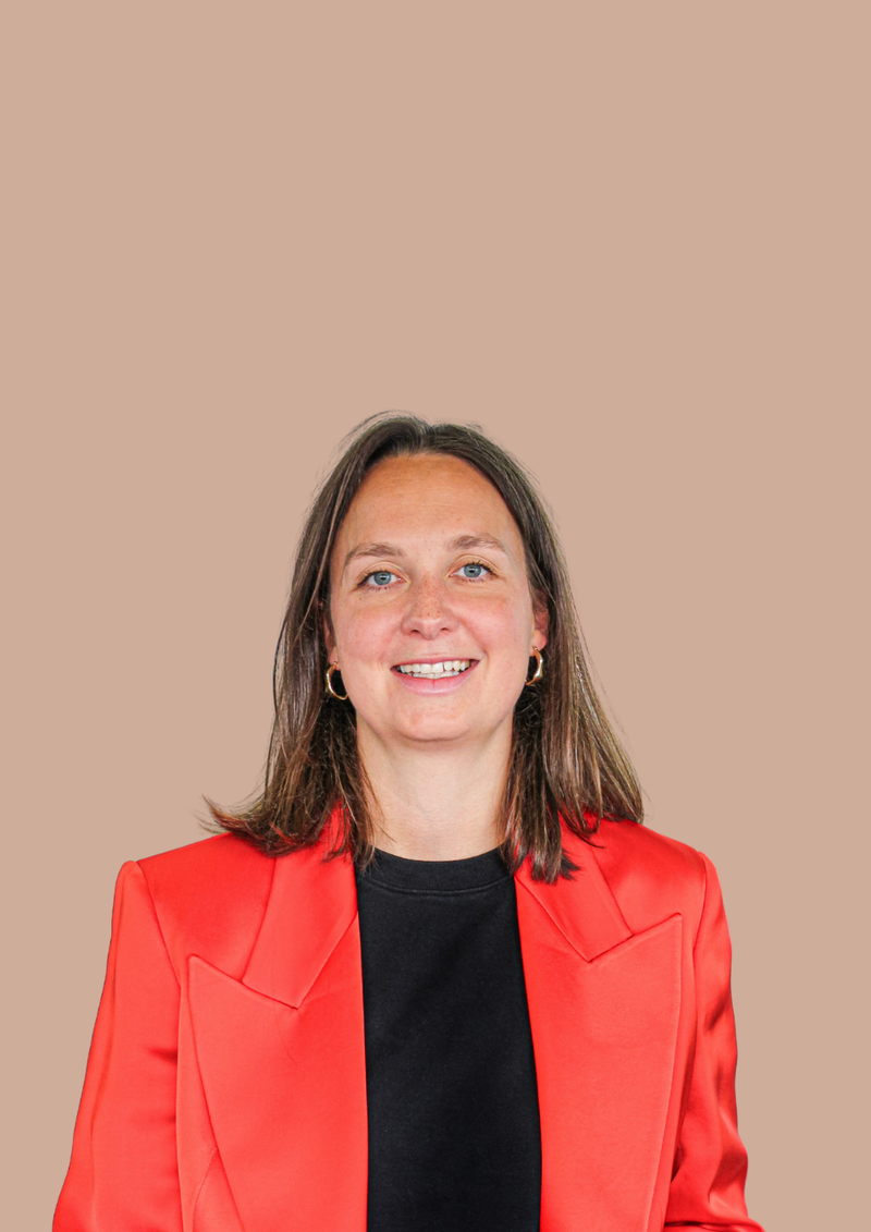 Carolin Höll, Porträt vor hellem Hintergrund