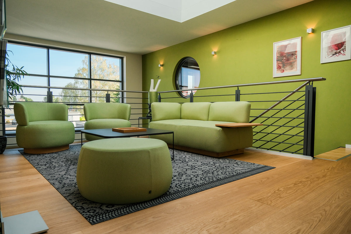 Lounge · Pouf und Sofa am Geländer
