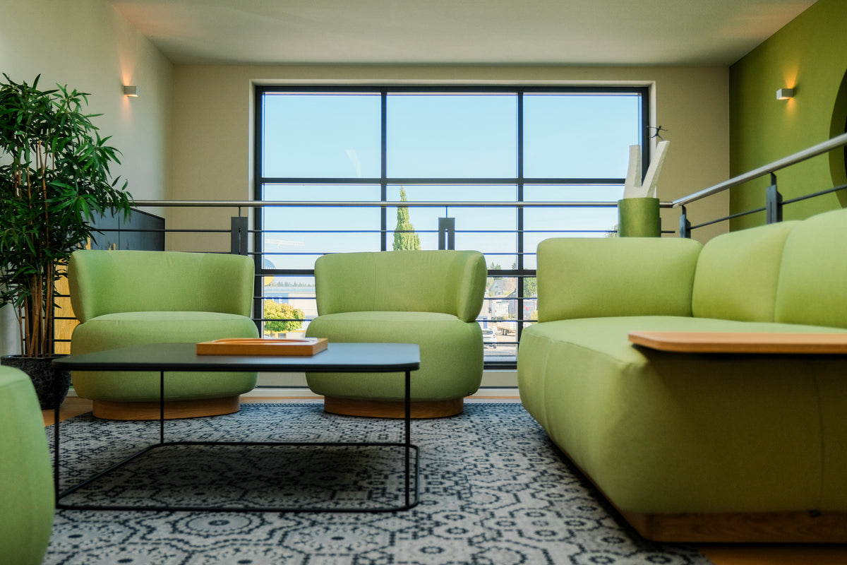 Lounge · Sitzgruppe vor der Fensterfront