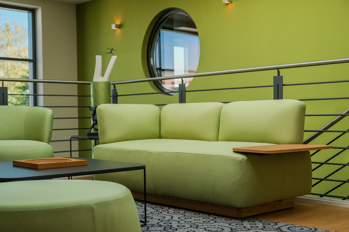 Lounge · Sofa vor der grünen Wand