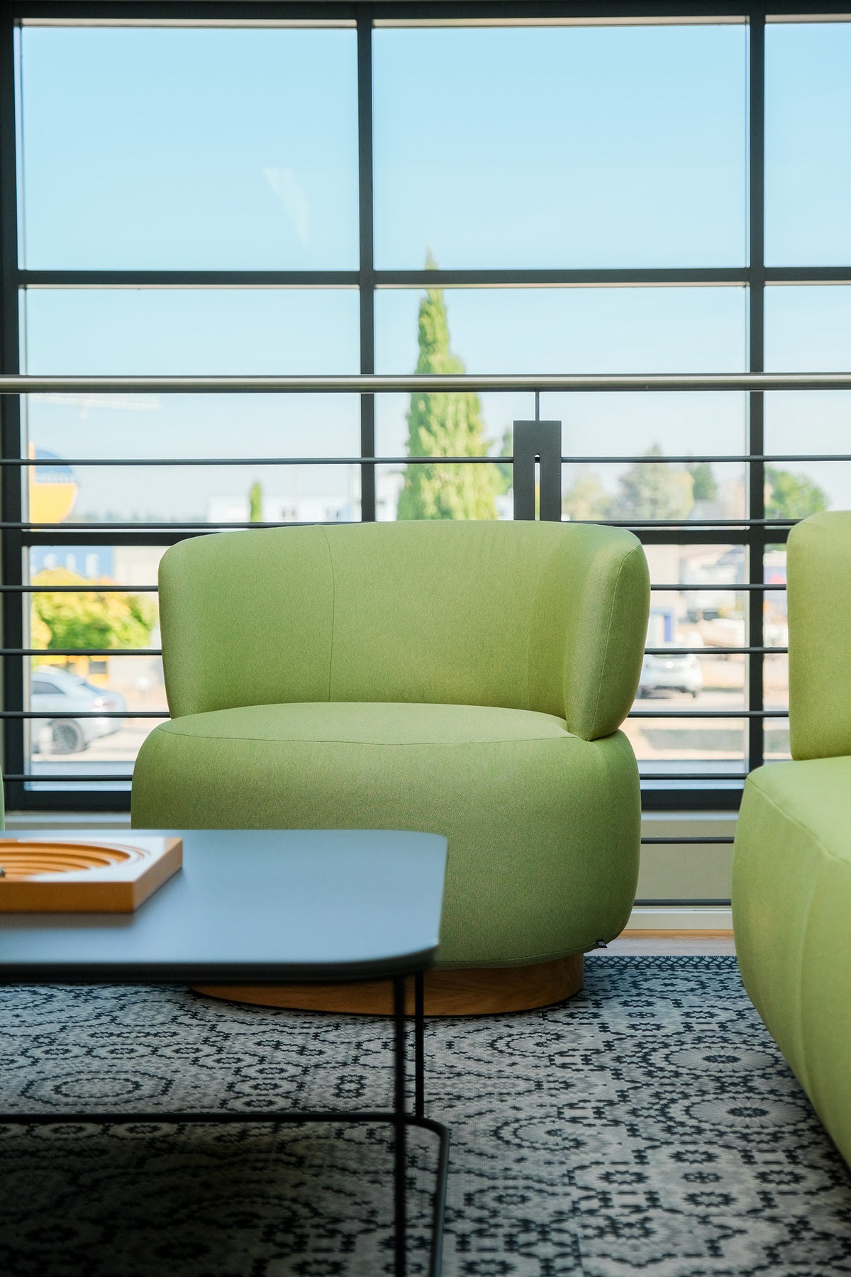 Lounge · Sessel und Sofa am Fenster