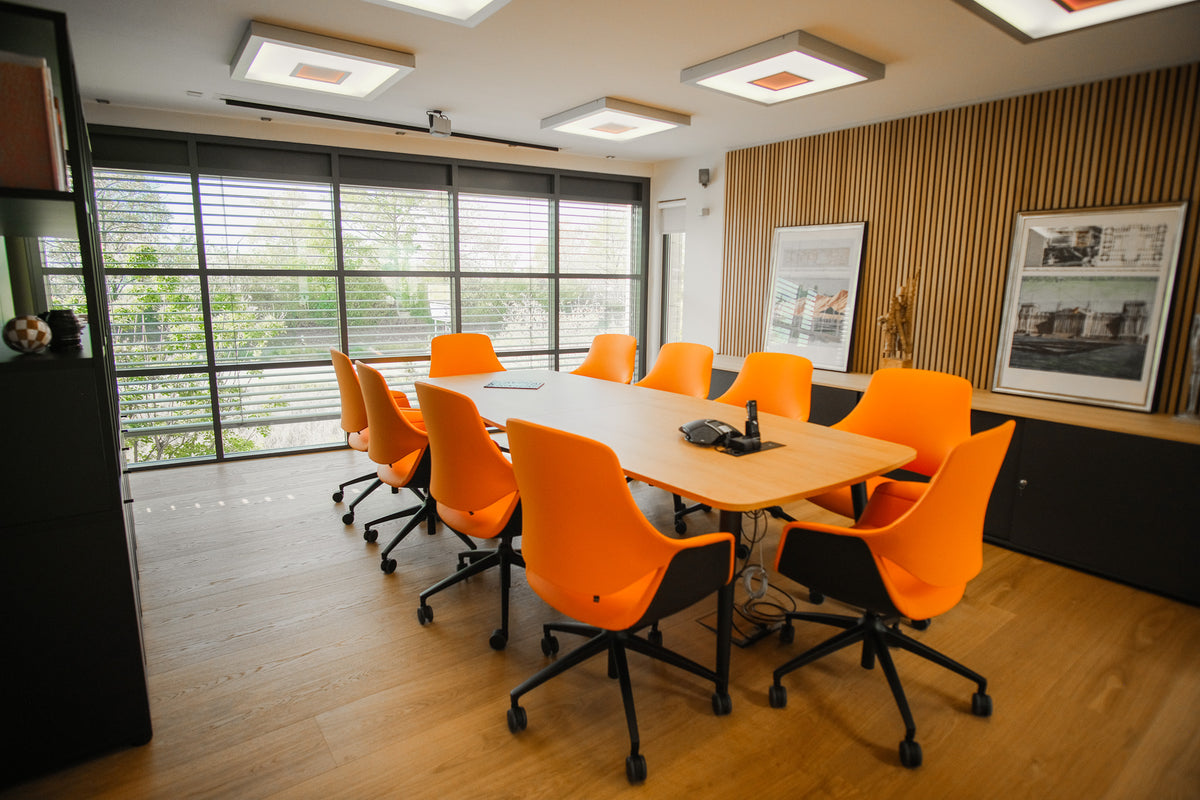 Konferenzraum · Fensterfront und Lamellenwand