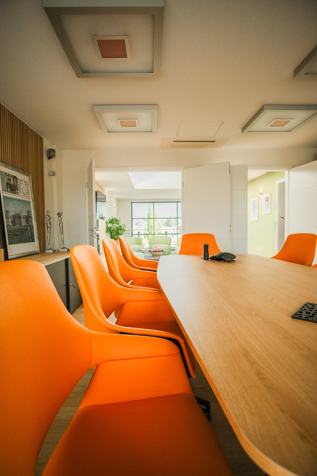Konferenzraum · Blick entlang des Tischs
