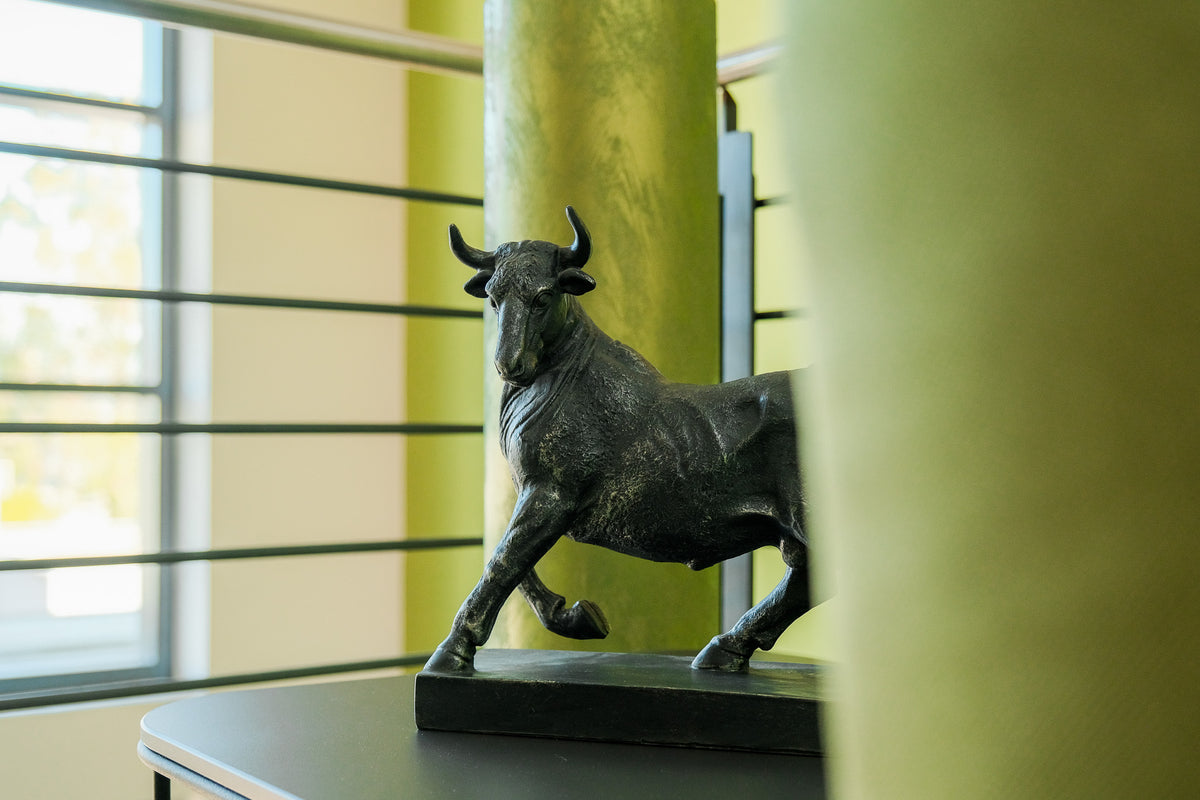 Stier-Skulptur auf dem Beistelltisch am Geländer