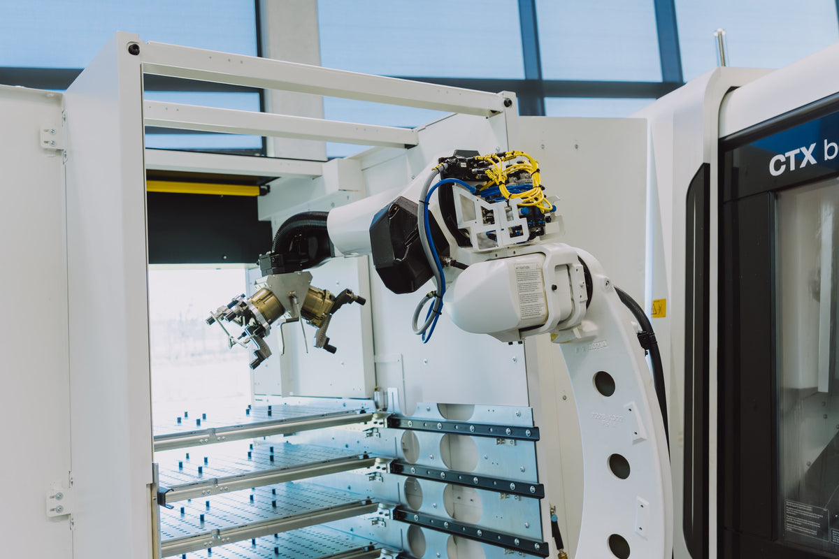 Fertigung · Roboterarm am Bearbeitungszentrum