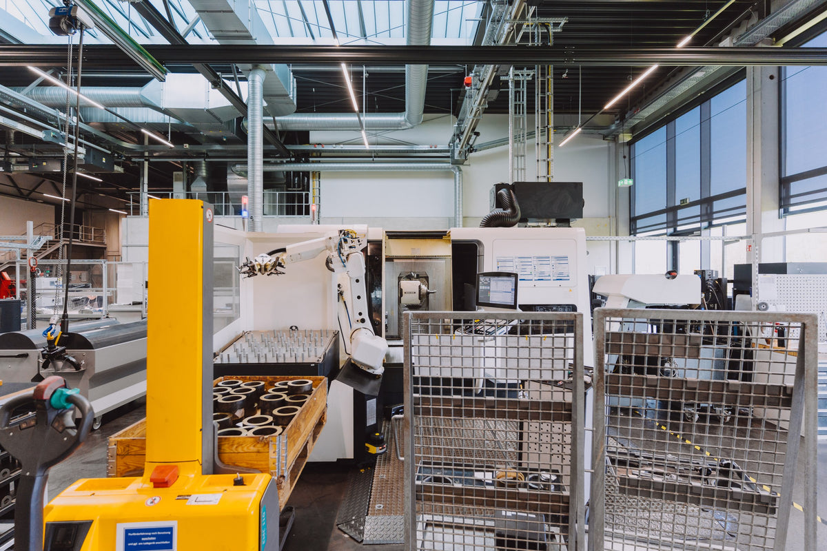 Fertigungshalle · Transport und Gitterboxen