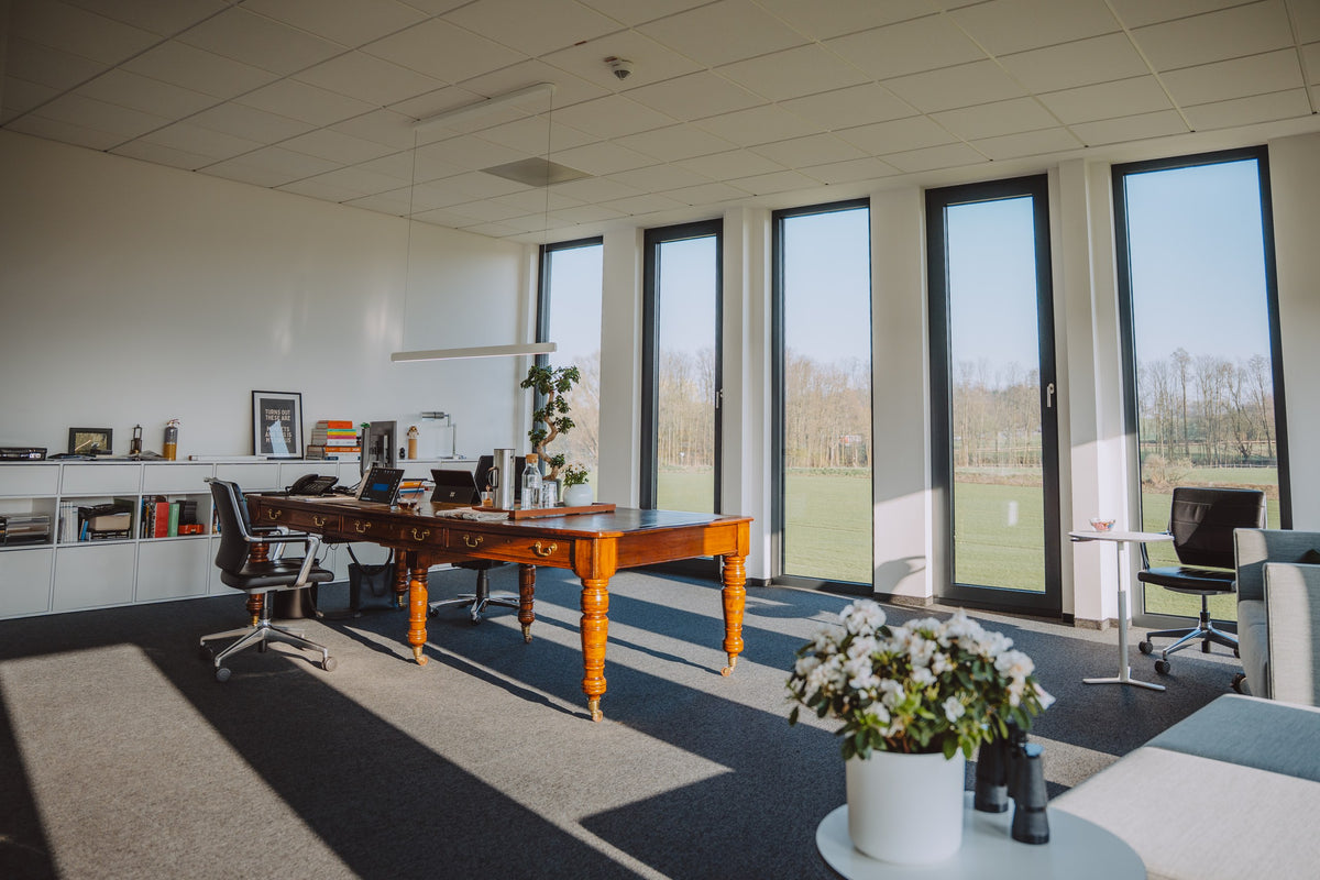 Chefbüro · Schreibtisch und Sideboard