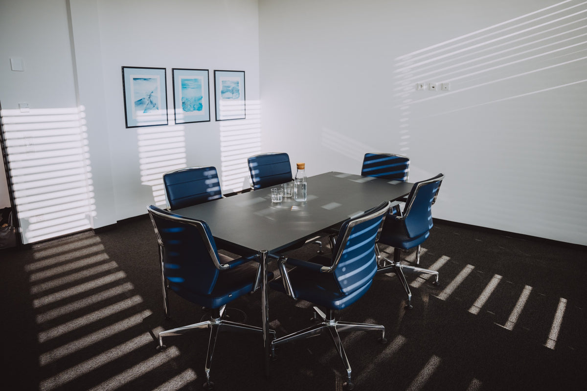 Konferenzraum · blaue Bestuhlung