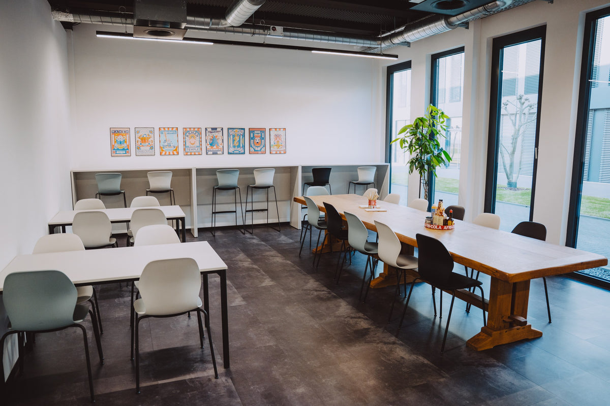 Betriebsrestaurant · Tischgruppen und Tresen