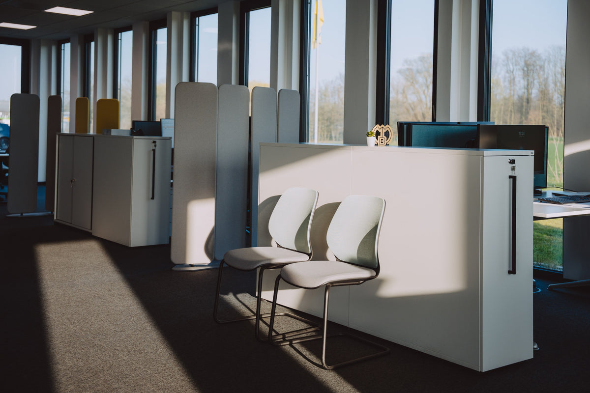 Open Space · Stellwände und Sideboards