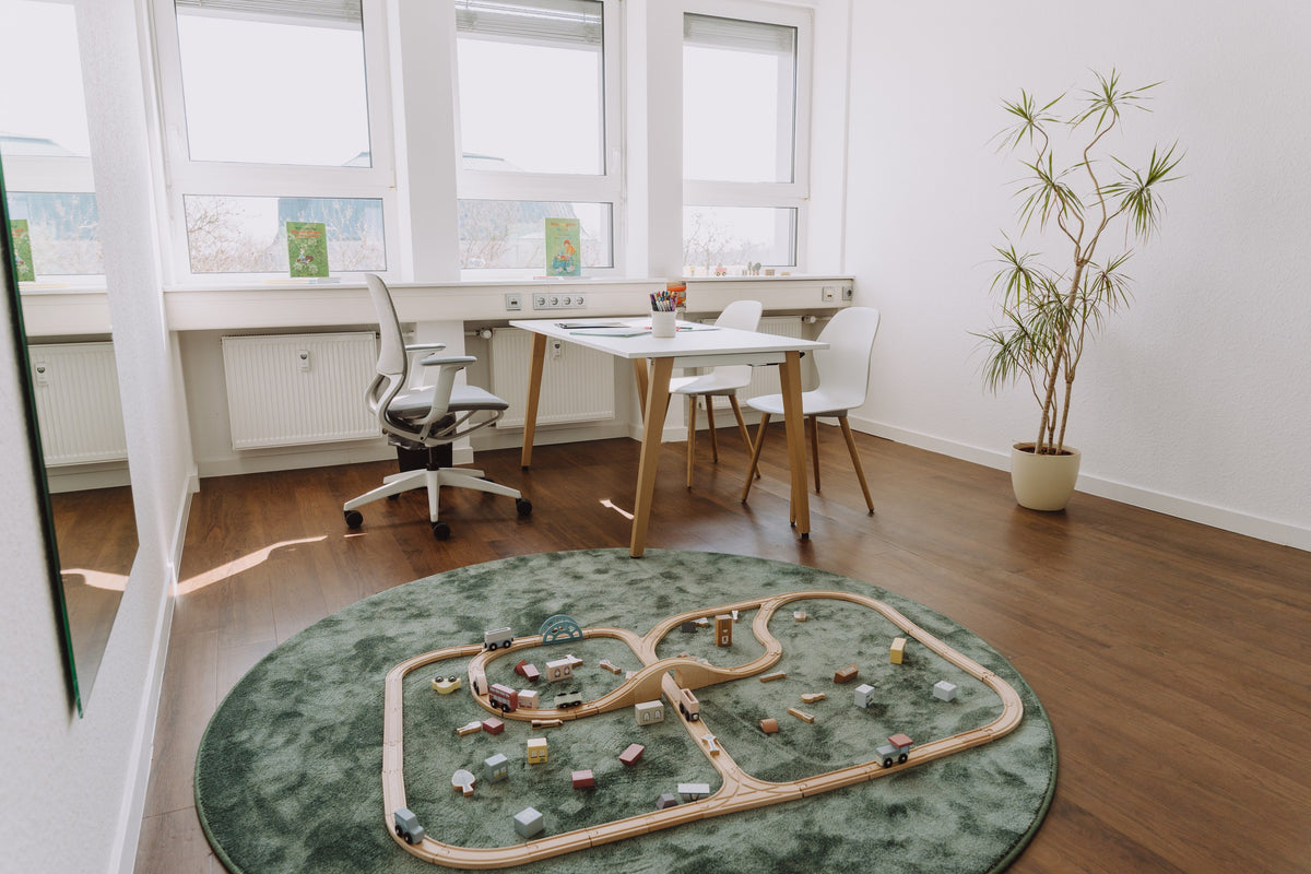 Therapieraum · Tisch und Spielteppich