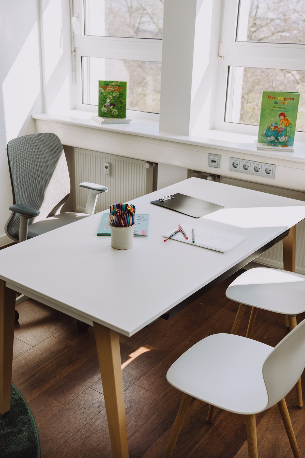 Arbeitsplatz · Tisch am Fenster