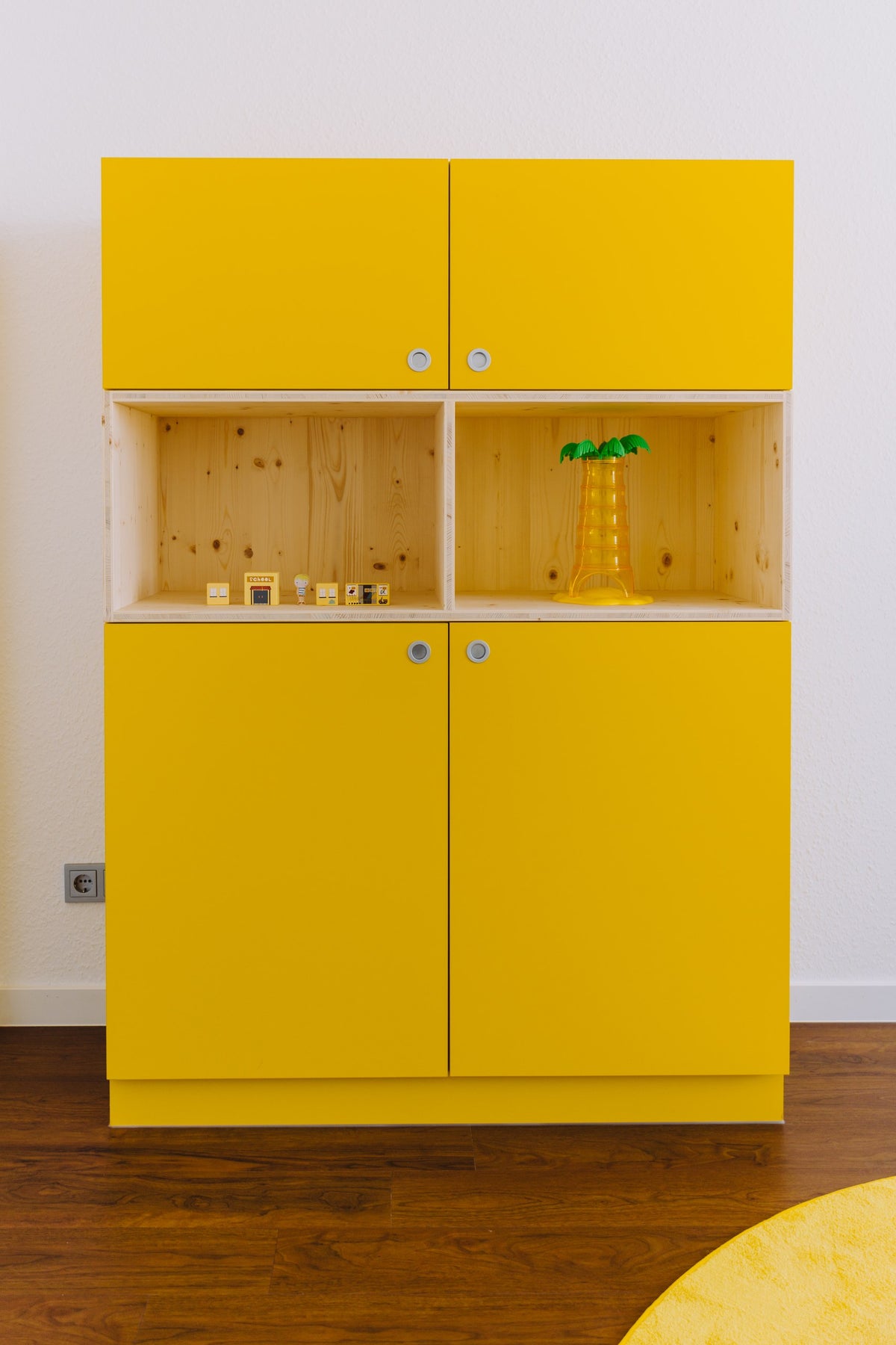 Stauraum · Schrank mit offenem Fach
