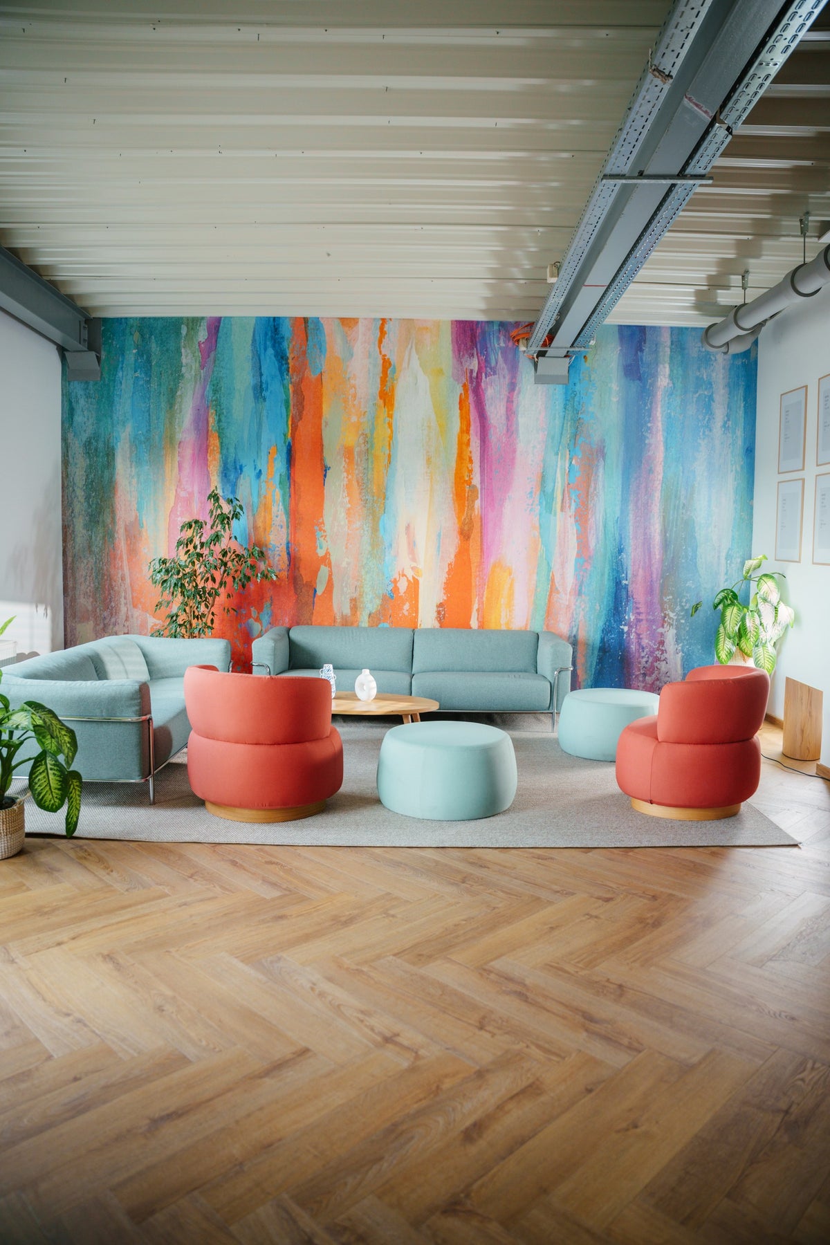 New-Work-Raum von Schulz Flexgroup mit farbigem Wandbild und Sitzlandschaft