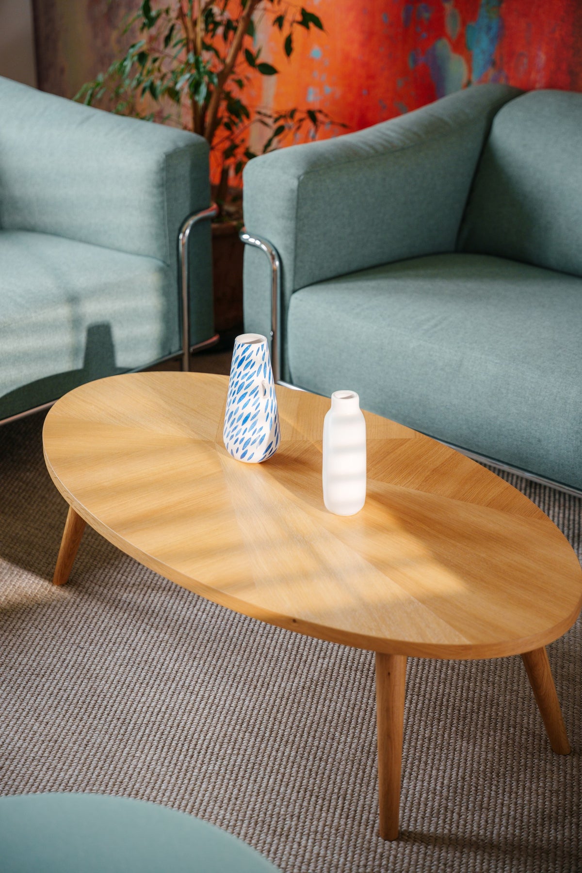 Detail · Ovaler Tisch vor dem Sofa