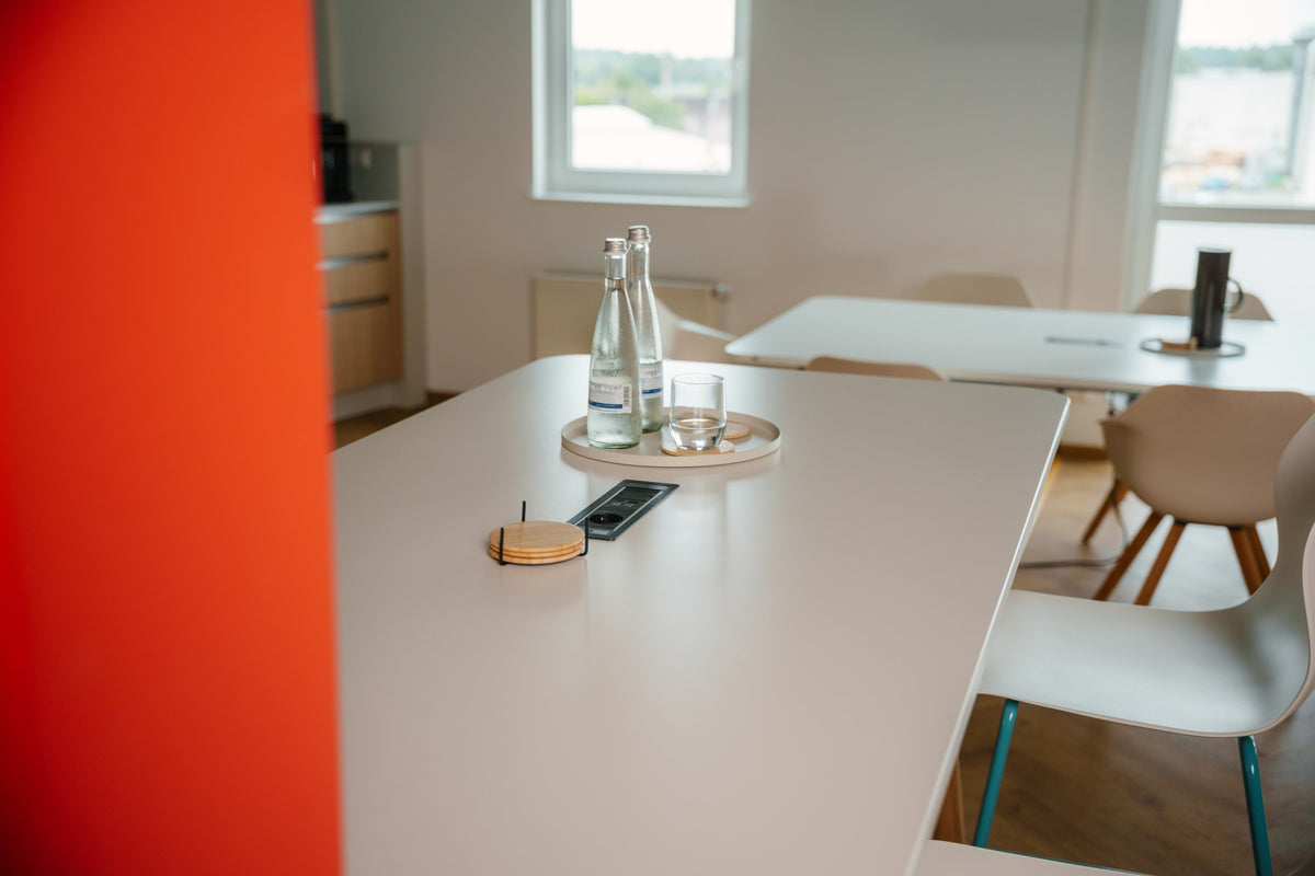 Detail · Tisch vor der orangen Wand