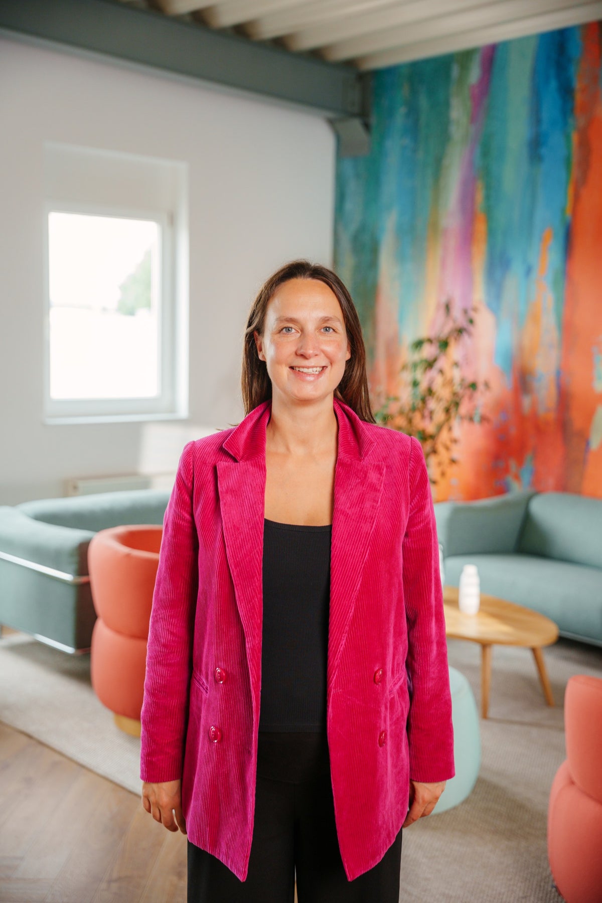 Frau im New-Work-Raum von Schulz Flexgroup vor der Sitzgruppe