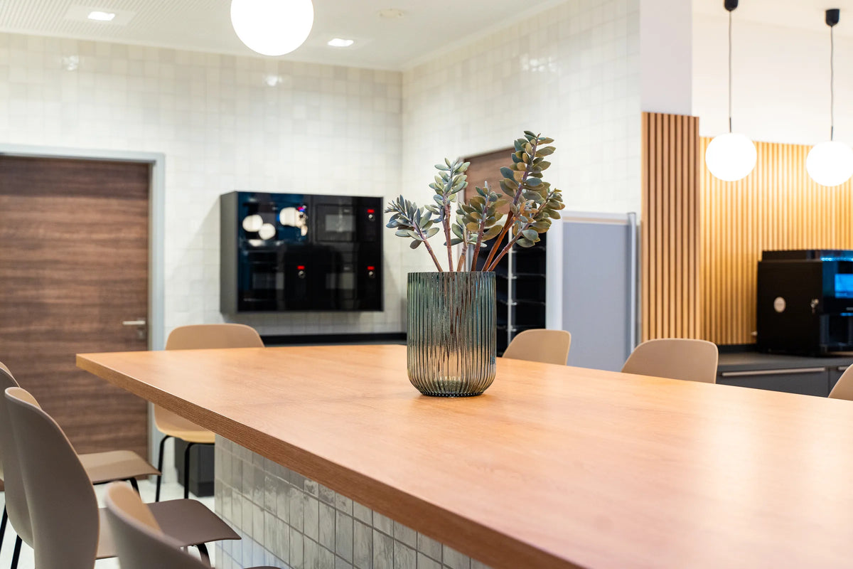 Theke · Hochtisch mit Barhockern
