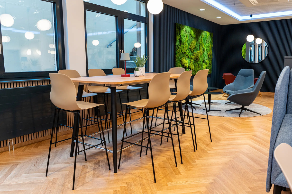 Hochtische mit Blick in den Loungebereich — Sparkasse Baden-Baden Gaggenau, eingerichtet von Höll