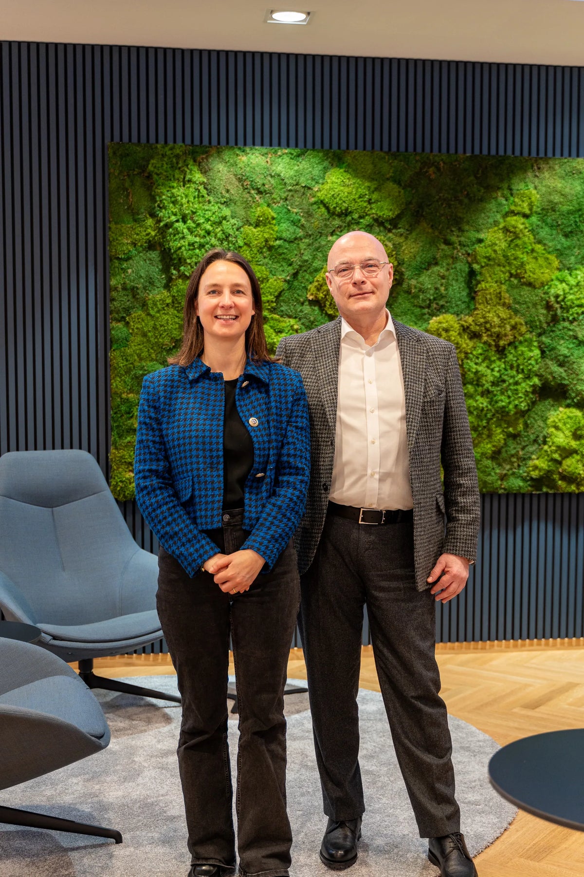 Projektbeteiligte vor der Mooswand — Mitarbeiter-Lounge der Sparkasse Baden-Baden Gaggenau