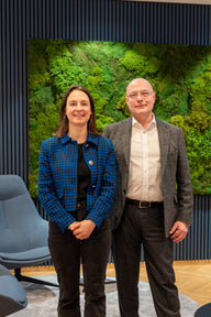 Projektbeteiligte vor der Mooswand, Hochformat — Mitarbeiter-Lounge der Sparkasse Baden-Baden Gaggenau