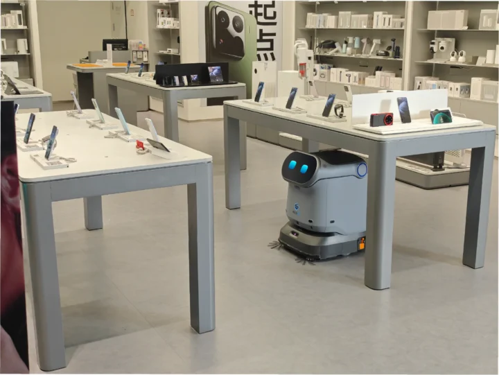Reinigungsroboter C40 zwischen Präsentationstischen einer Verkaufsfläche
