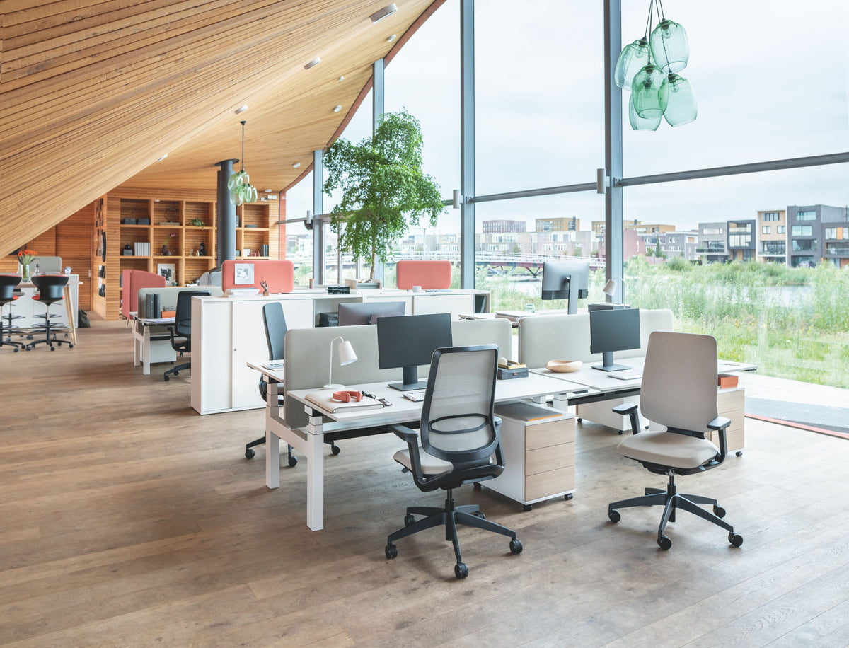 Höhenverstellbarer Tisch und ergonomischer Drehstuhl